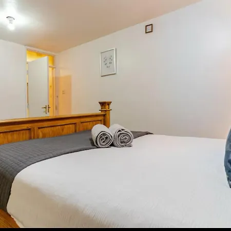 Smethwick - House - Sleeps 8 - Parking Holiday home Birmingham