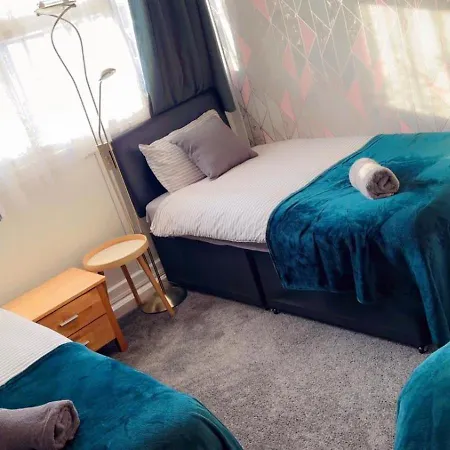 Smethwick - House - Sleeps 8 - Parking *