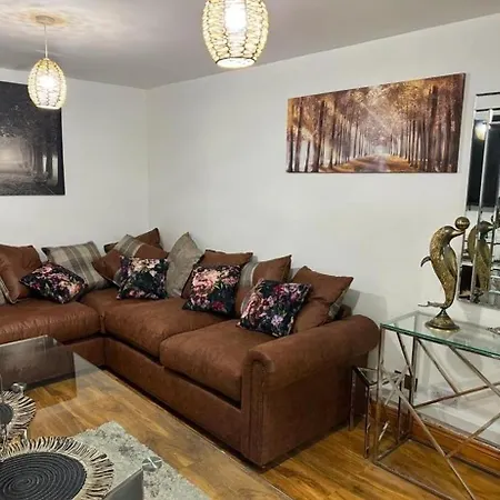 Smethwick - House - Sleeps 8 - Parking Holiday home *