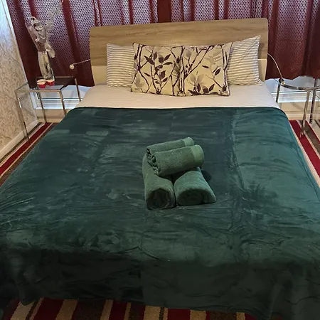 Holiday home Smethwick - House - Sleeps 8 - Parking *