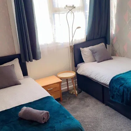 Holiday home Smethwick - House - Sleeps 8 - Parking Birmingham