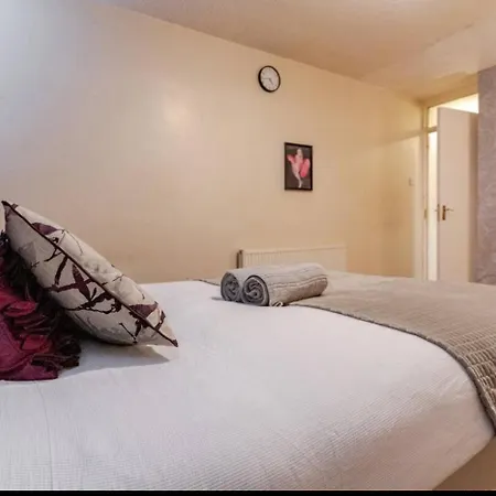 Smethwick - House - Sleeps 8 - Parking