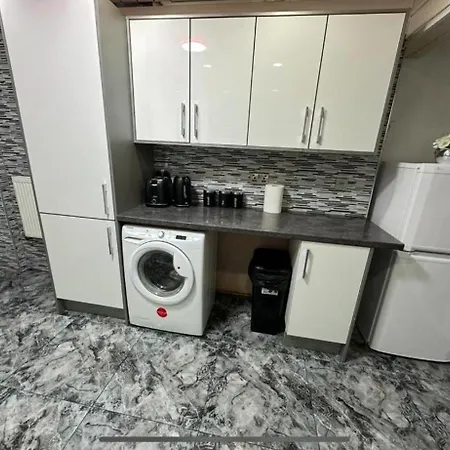 Holiday home Smethwick - House - Sleeps 8 - Parking Birmingham