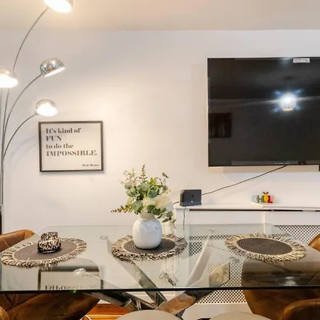Smethwick - House - Sleeps 8 - Parking Birmingham