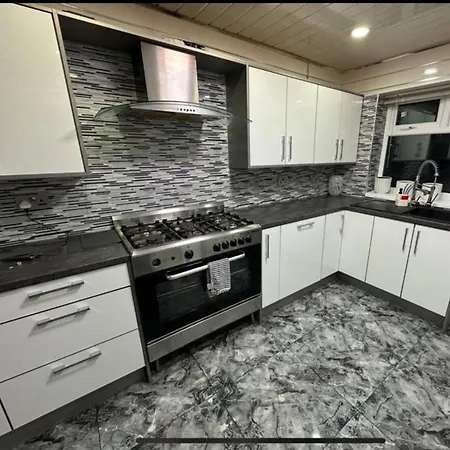 Smethwick - House - Sleeps 8 - Parking Holiday home