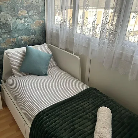 Holiday home Smethwick - House - Sleeps 8 - Parking *
