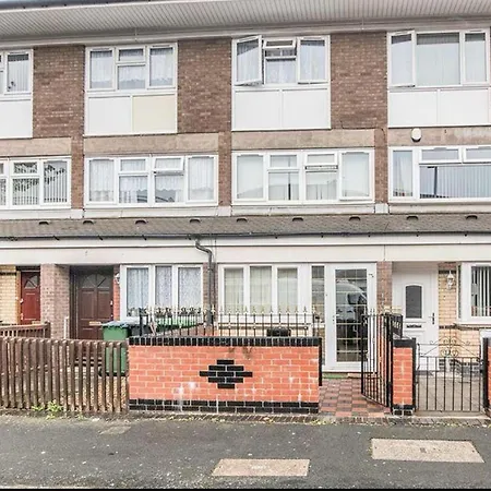 Smethwick - House - Sleeps 8 - Parking *