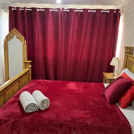 Holiday home Smethwick - House - Sleeps 8 - Parking Birmingham