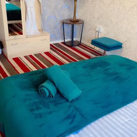 Holiday home Smethwick - House - Sleeps 8 - Parking *