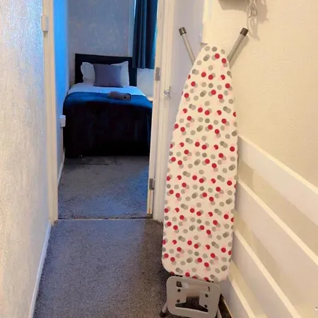 Holiday home Smethwick - House - Sleeps 8 - Parking